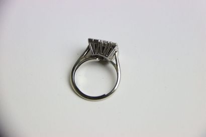 Bague en or blanc constitué de 6 diamants...