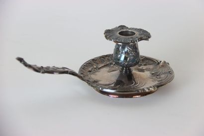 Un bougeoir à main et un socle en argent,...