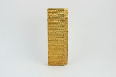 CARTIER
Briquet en métal doré à décor strié
Signé
7...
