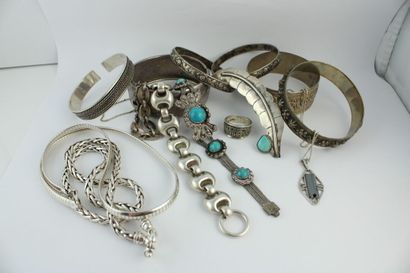 Lot comprenant : 
- Un bracelet en argent...
