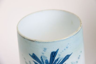 Réunion comprenant un vase en opaline à décor...