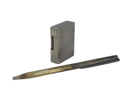 DUPONT. Réunion d'un briquet en métal argenté...