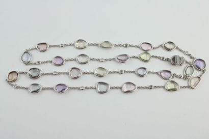 Collier en or gris 18K (750/1000) ornée de...