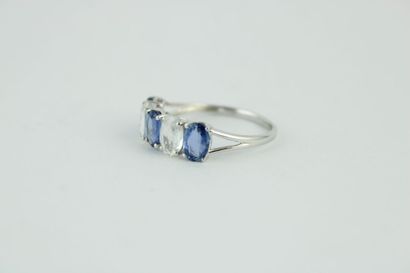 Bague jarretière en or gris 18K (750/1000)...