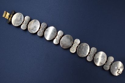 Bracelet en plaqué or à décor de sept médaillons...