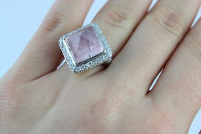 Bague en or gris 18K (750/1000) ornée d'un...