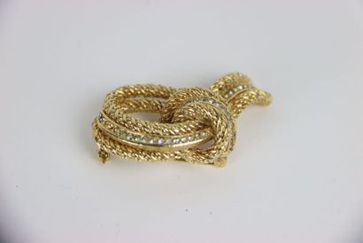 CHRISTIAN DIOR. Broche en métal doré en forme...