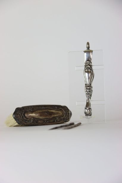 Une brosse, deux élements sculptés, une pince...