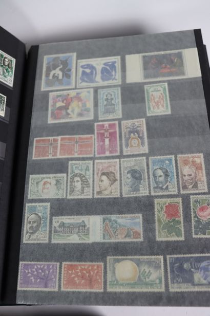 Lot de timbres comprenant un album, trois...