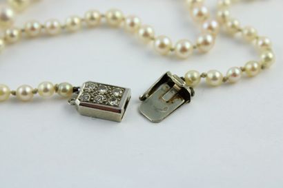 Collier composé d'un rang de perles de culture...