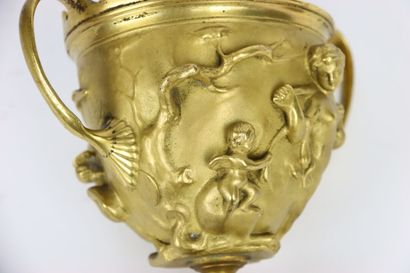 Coupe en bronze ciselé et doré à décor de...