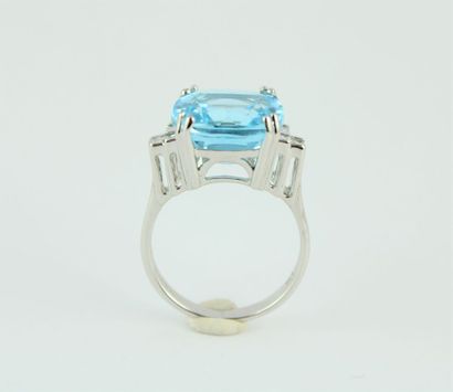 Bague en or gris 18K (750/1000) ornée d'une...