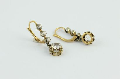 Pair of earrings in 18K gold (750/1000) decorated...