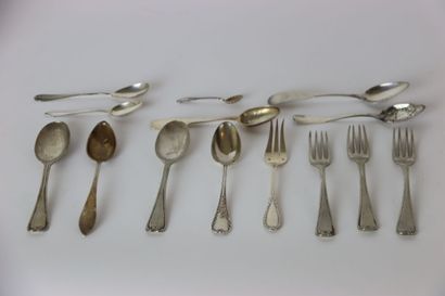 Une brosse, deux élements sculptés, une pince...