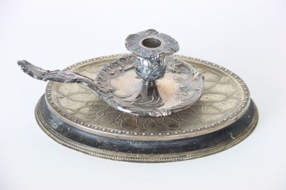 Un bougeoir à main et un socle en argent,...
