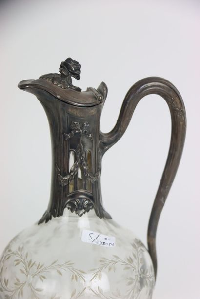 Paire de carafes en cristal à décor de feuillages,...