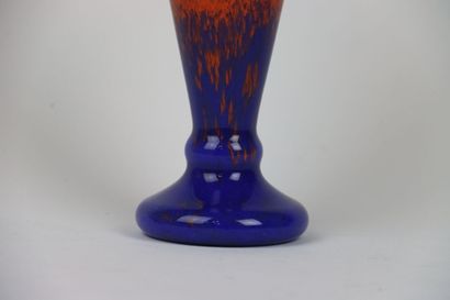 MURANO (dans le goût de). Vase en verre orange...