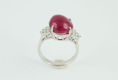 Bague en or gris 18K (750/1000) centrée d'un...
