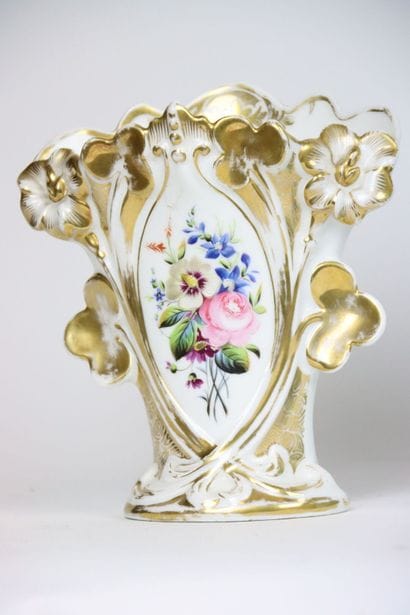 Réunion comprenant un vase en opaline à décor...