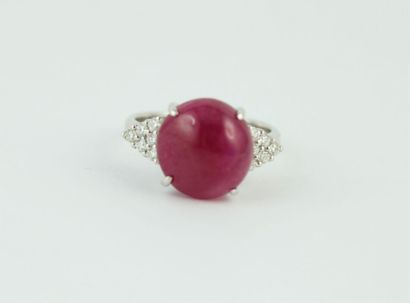 Bague en or gris 18K (750/1000) centrée d'un...