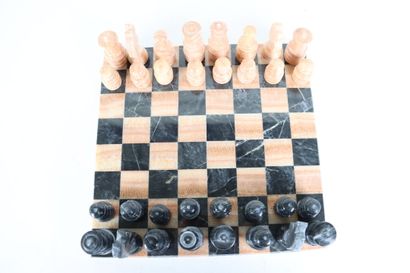 Jeu d'échec en marbre, complet de ses trente-deux...