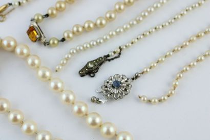 Lot comprenant:
- un collier en perles de...