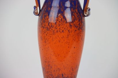 MURANO (dans le goût de). Vase en verre orange...