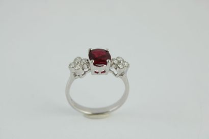 Bague en or gris18K (750/1000) centrée d'un...