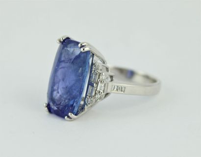 Bague en or gris 18K (750/1000) de style...
