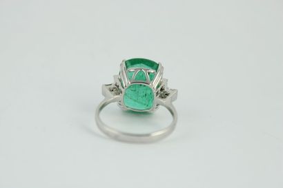 Bague en or gris 18K (750/1000) de style...