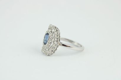 Bague en or gris 18K (750/1000) de style...