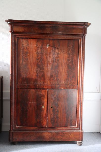 Mahogany and mahogany veneer desk, the lower...