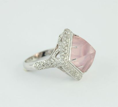 Bague en or gris 18K (750/1000) ornée d'un...