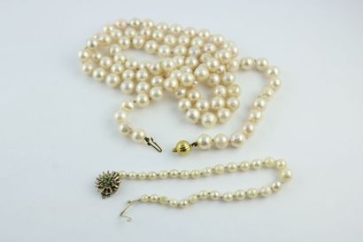 Lot including:
- A necklace of cultured pearls...
