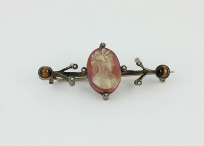 Silver brooch (900/1000) centered on a cameo...