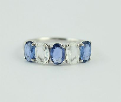 Bague jarretière en or gris 18K (750/1000)...