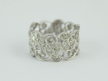 Bague en or gris 18K (750/1000) à décor de...