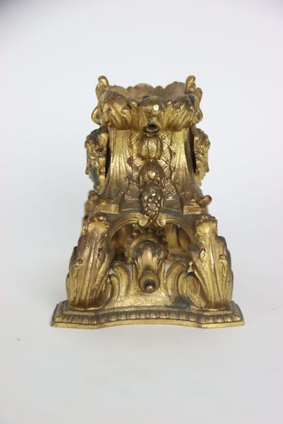 Élément décoratif en bronze ciselée et doré...