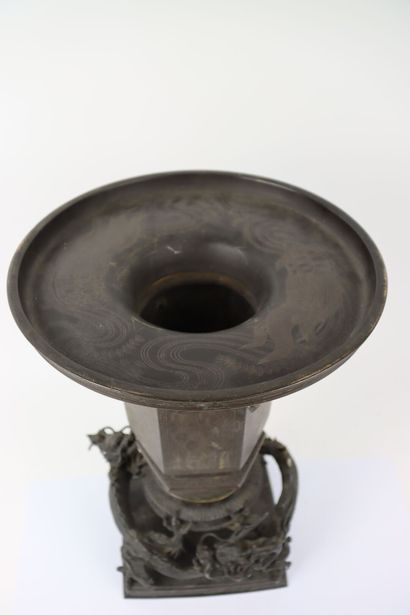 JAPAN. Bronze brazier decorated with dragons...