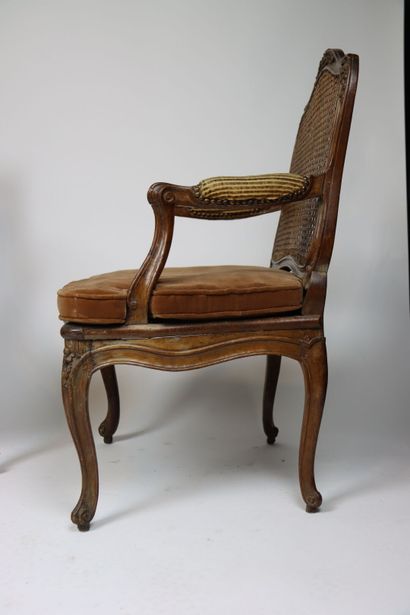 Réunion de deux fauteuils en bois naturel...