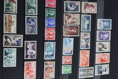 Lot de timbres comprenant un album, trois...