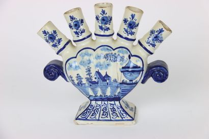 DELFT in the taste. Tulipière in earthenware...