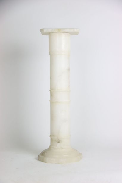 Importante colonne en albâtre sur huit éléments...