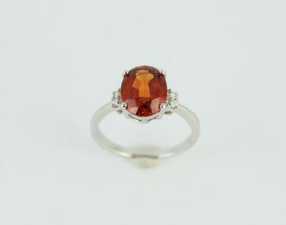 Bague en or gris 18K (750/1000) centré d'un...
