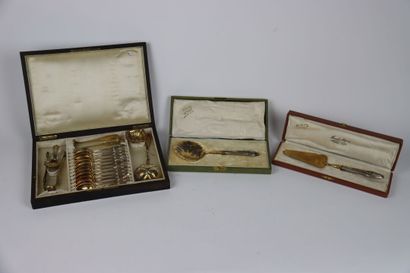 Coffret conservant un nécessaire a thé en...