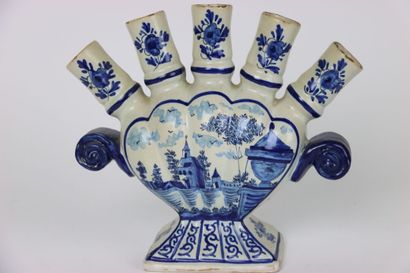 DELFT in the taste. Tulipière in earthenware...