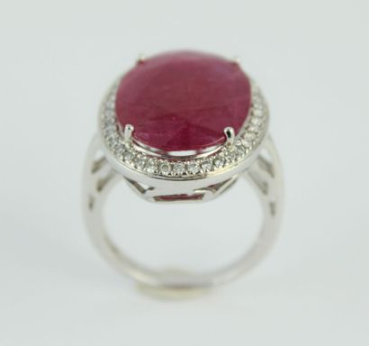 Bague en or gris18K (750/1000) orné d'un...