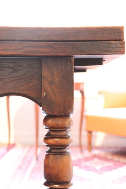Grande table en chêne supportée par des pieds...