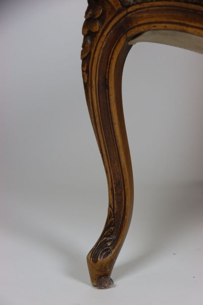 Suite de quatre fauteuils à la reine en bois...