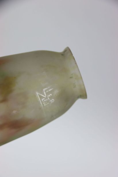 Réunion d'une tulipe en verre marmoréen signée...